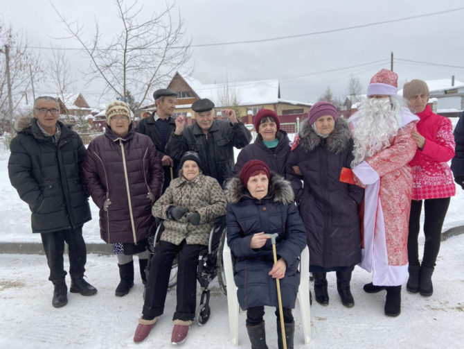 В преддверии Нового года жители Соликамского дома-интерната для инвалидов и престарелых получили подарки от компании «Лукойл»